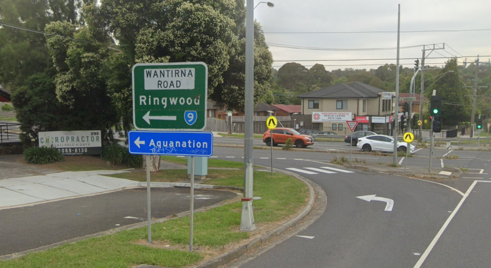 Photo of a street sign for Wantirna Road pointing towards Ringwood at an intersection
